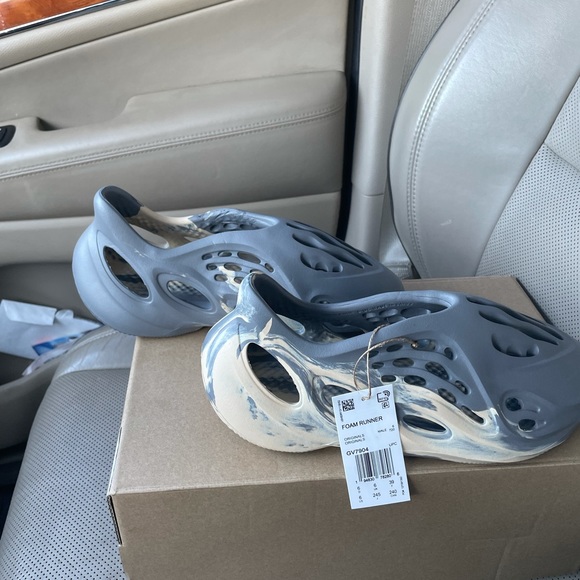 Yeezy foam runners MXT Moon Grey - Picture 2 of 3